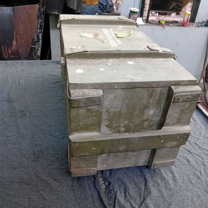 Дървен сандък, здрав.