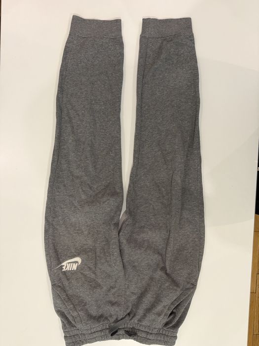 долнище nike в цвят сиво