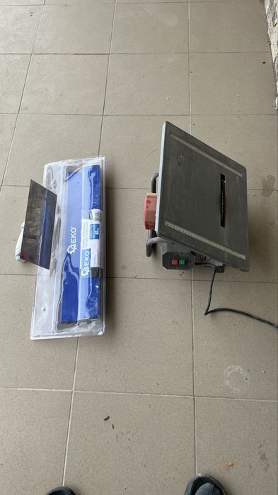 Vand diferite scule pentru constructii