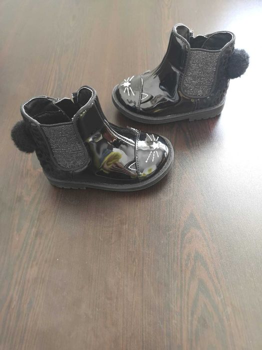 Лачени черни боти с детайл помпон от колекция на Primark. 20/21 номер