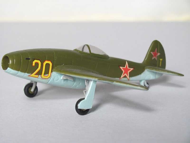 Сборная модель самолета Як-15 (ХОББУ, 1/72)