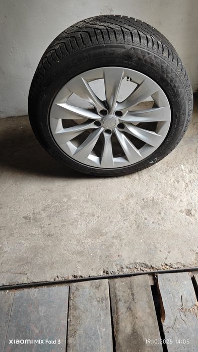 Комплект шин с дисками от Tesla X