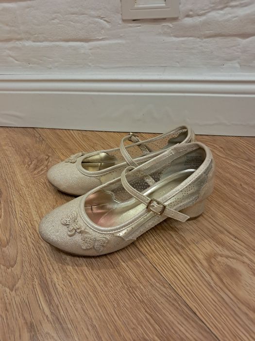 Продам туфли детские для девочки 5-7 лет