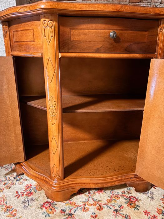 Красив старинен скрин