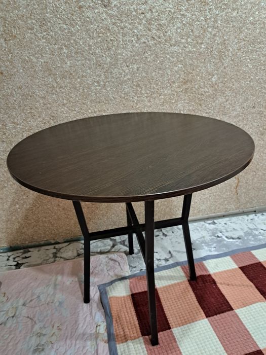 Продам стол в отличном состоянии.