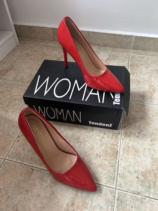 Червени елегантни обувки на ток