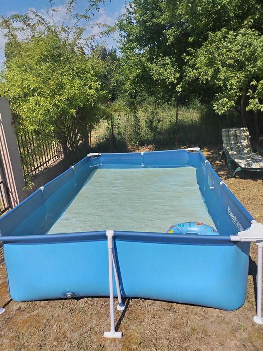 Piscina. Curte cadru metalic
