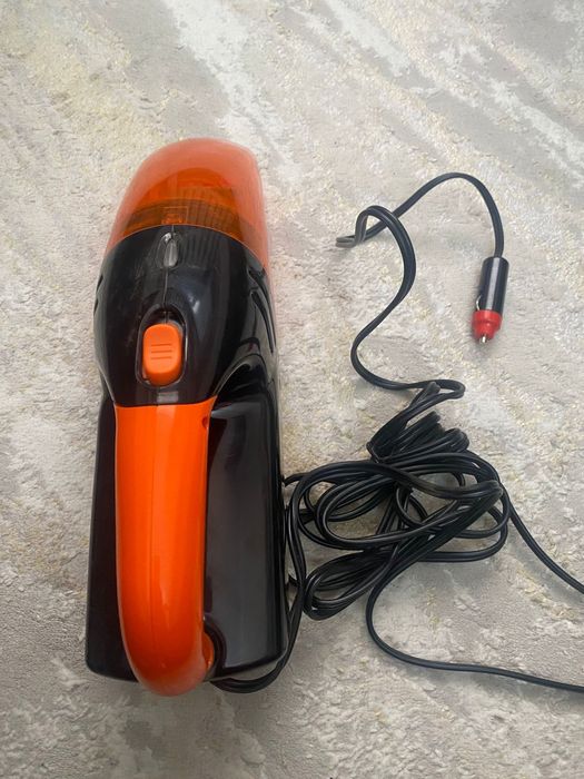 Автомобильный пылесос Phantom PH2001.