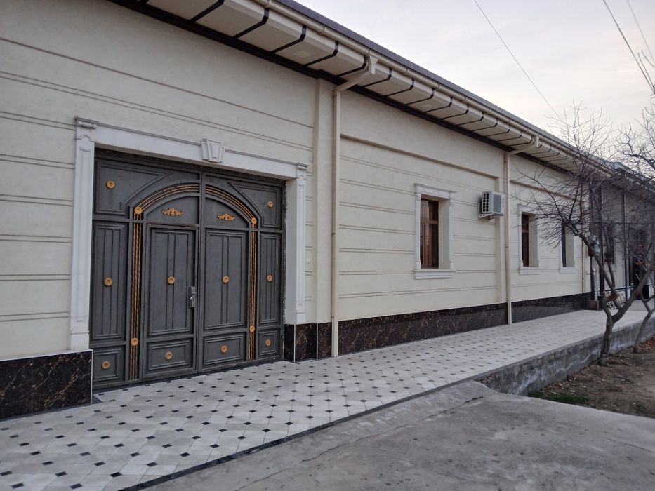 Uyda svet gaz bor pishigʻ gʻisht plitadan qurilgan