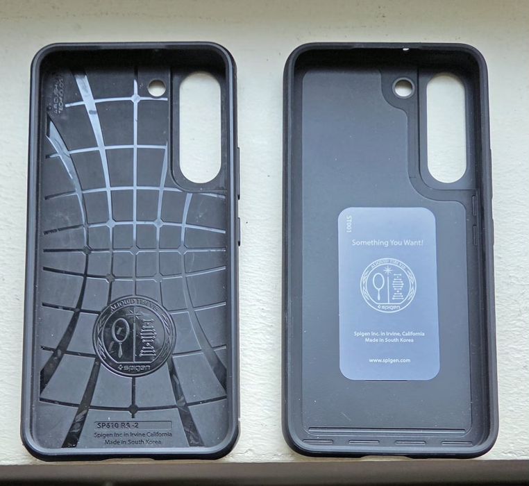 Huse Spigen pentru Galaxy S22