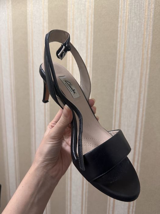 Продам кожаные босоножки Clarks