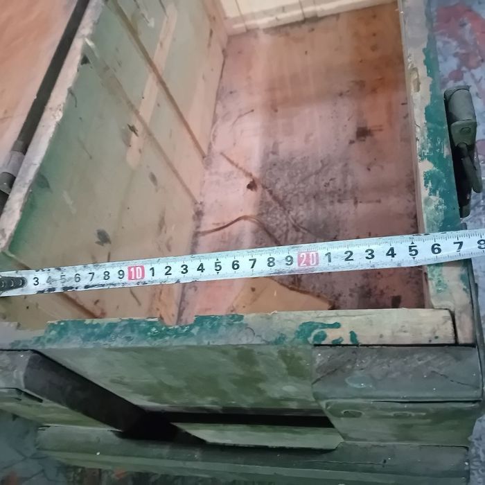 Дървен сандък, здрав.