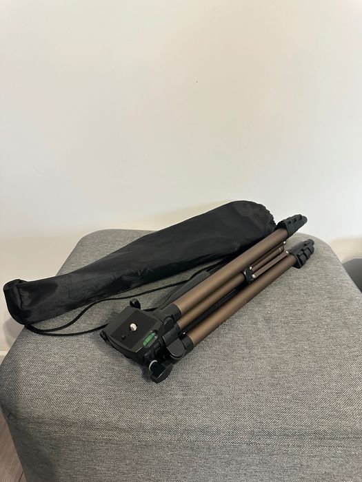 Canon EOS 2000D DSLR + accesorii | Ca nou | 1650 lei