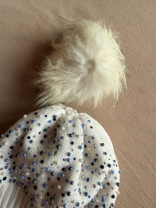 Căciulă pentru 4-6 ani, 50% lână merinos, cu pompon din blană naturală.