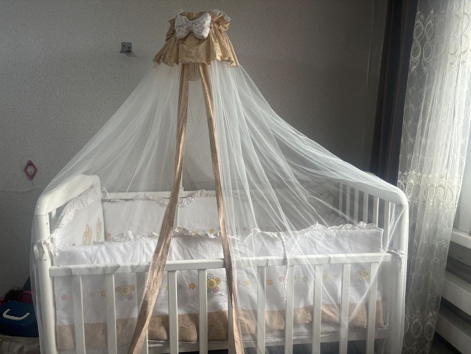 Кровать детска. Балдахином