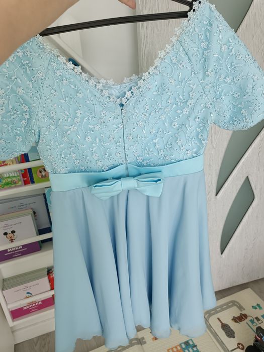 Синя официална красива рокля с паднали рамене