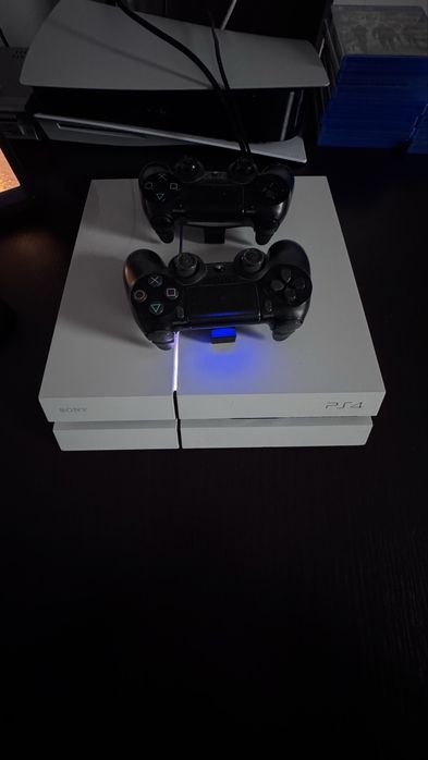 Конзола ps4 с два оригинални контролера!
