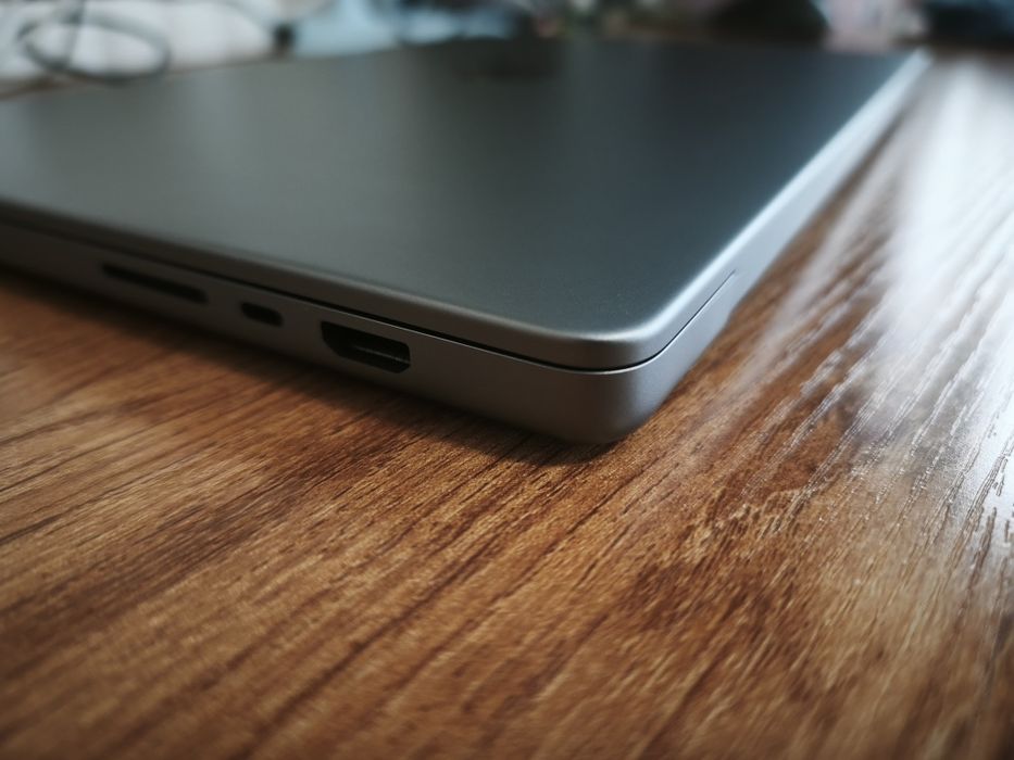 MacBook pro M1 16" 16GB/512GB.Като нов. Само 2 зареждания на батерията