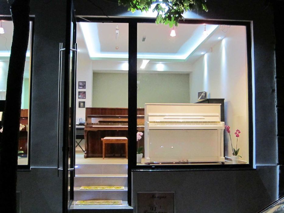 НОВ бял роял SAMICK продава магазин за пиана Мелодия