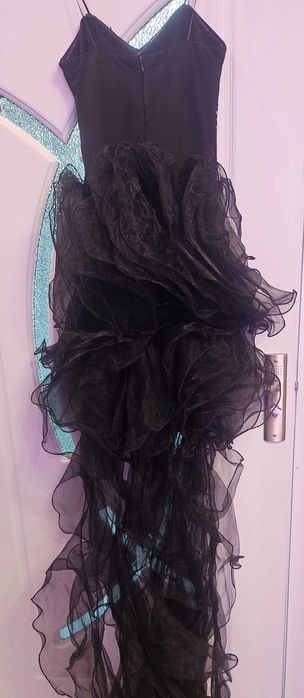 Черна рокля с камъчета