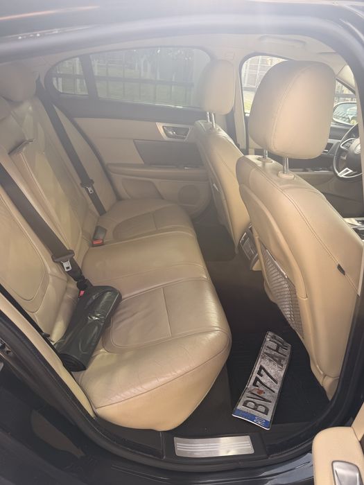 Jaguar XF avariat