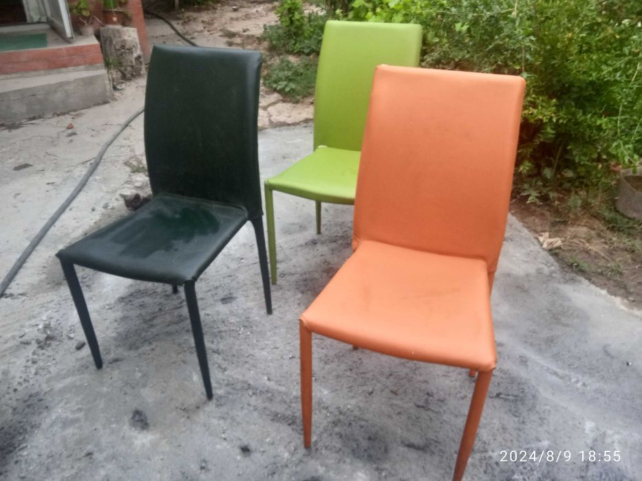 Стулья металлические обиты кож. Заменителем