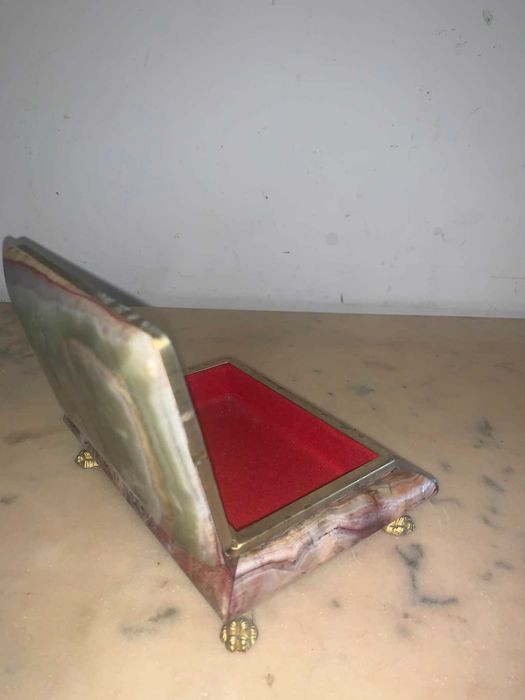 Caseta de bijuteri din piatra onix