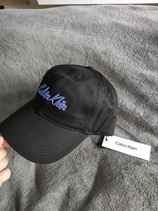 Calvin Klein șapcă cu logo scris brodat negru cu mov mărime oS noua originala