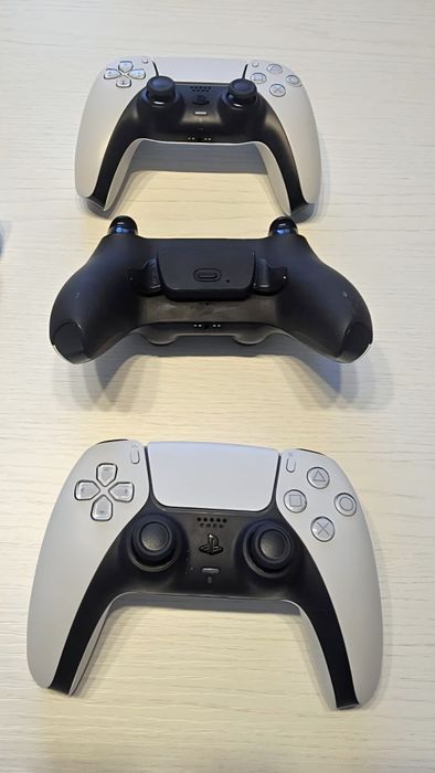 Vand pachet Sony PS5 + setup racing Logitech + jocuri. Impecabile!