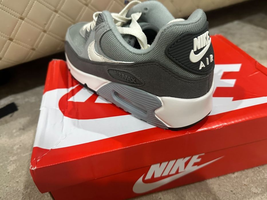 Продам новые кроссовки от NIKE