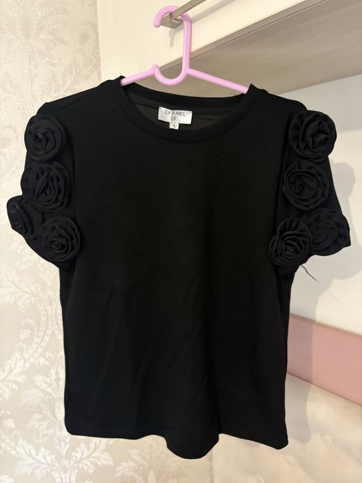 Черна тениска Chanel с етикет