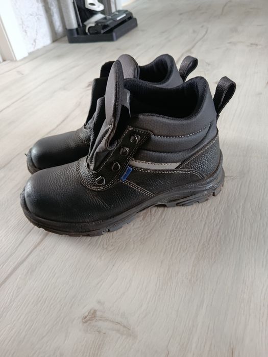 Продам спец рабочую обувь