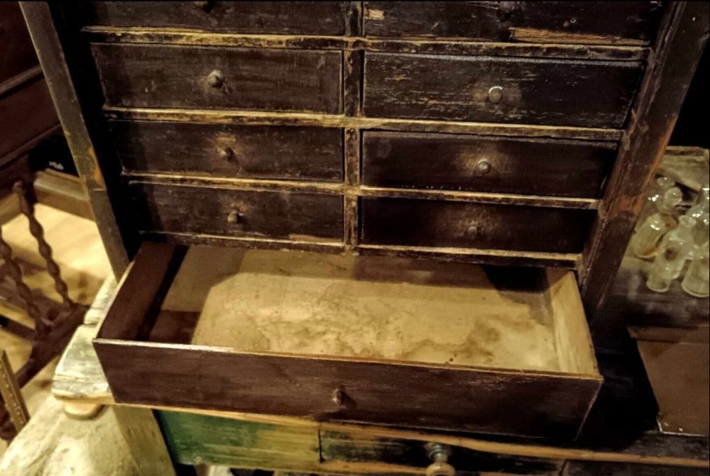 Dulap-sertar antic din lemn. Ceasornicar