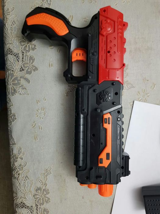 Продам пистолет бластер с батарейками