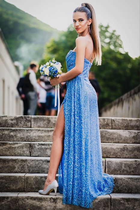 Абитуриентска синя рокля