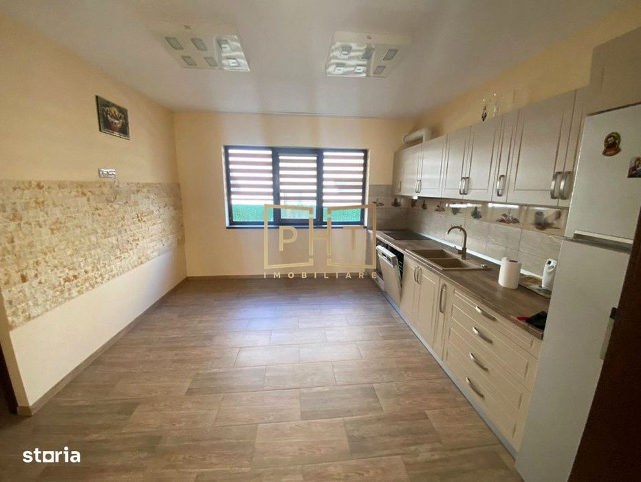 Casa cu 6 camere, 240 mp utili, 3 bai, curte 100 mp, panouri fotovolta