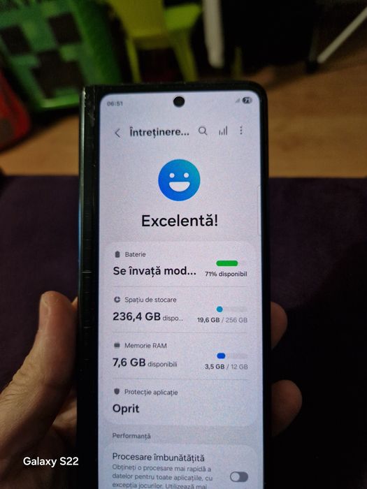 Z Fold 3 ecran mic functional si cel mare defect