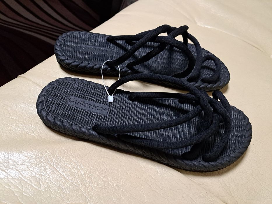 Продавач модерни мъжки чисто нови сандали номер 44