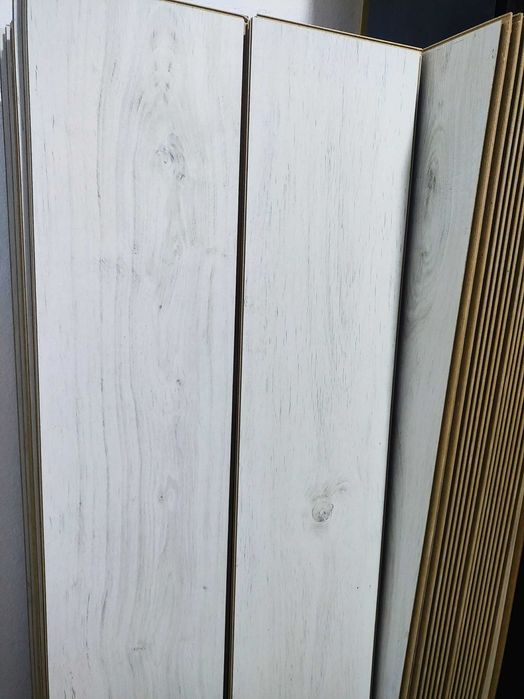 Parchet alb 1400x200x8mm , aspect elegant de lemn