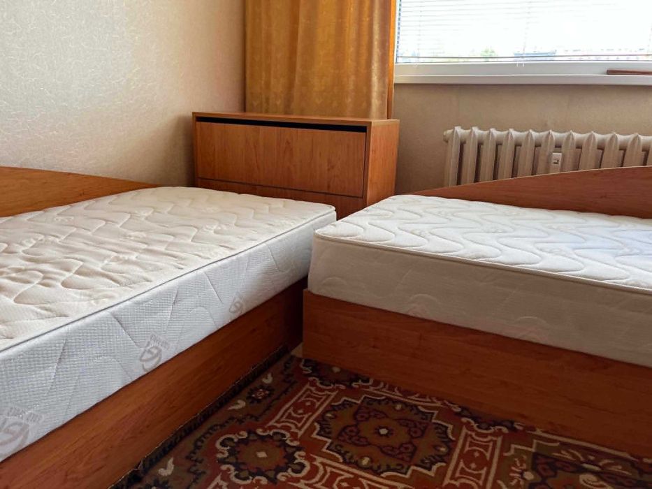 Комплект от две легла с матраци с пружинни механизми и една ракла