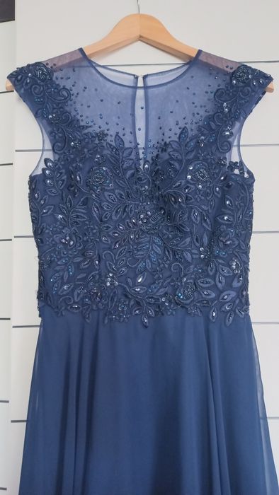 Официална рокля.