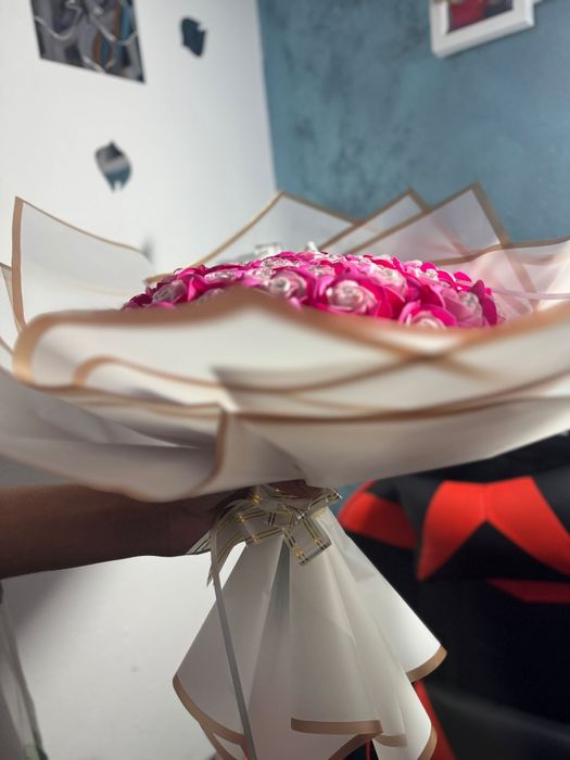 Buchet elegant cu trandafiri și cristale