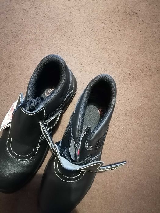 Чисто нови работни обувки