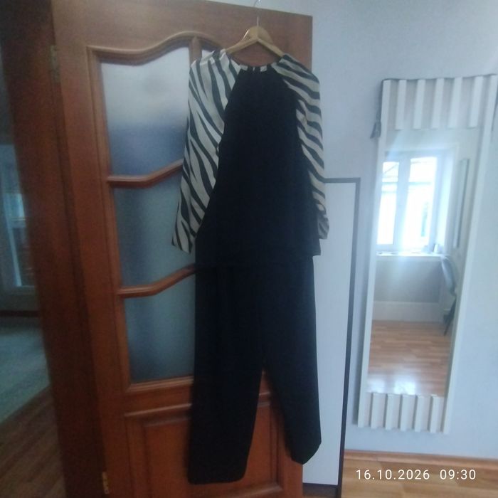 Продам женский брючный костюм
