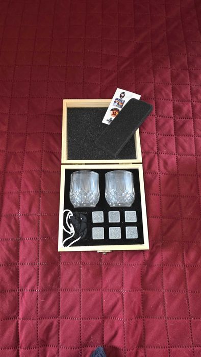Set pahare whisky cu pietre de răcire în cutie din lemn – nou, cadou elegant
