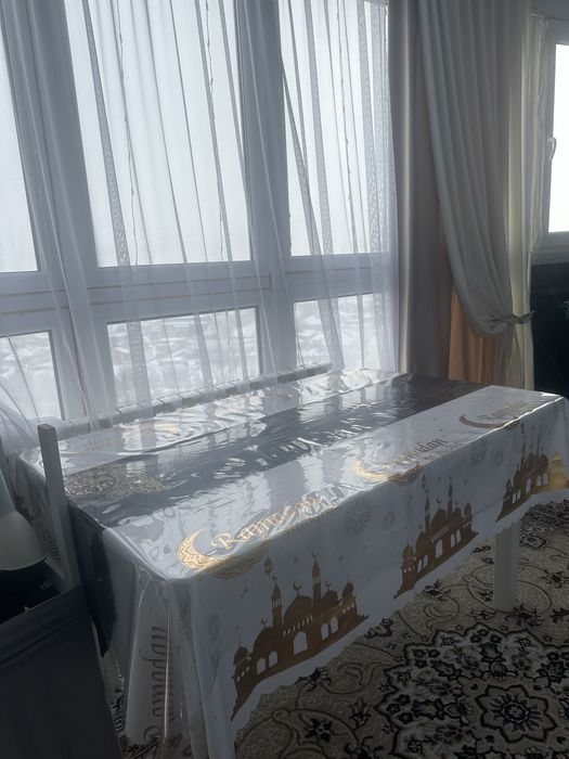 Кухонный стол вместе с стульями