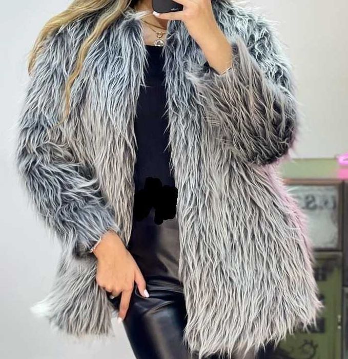 Aceasta este o jachetă din blană artificială gri