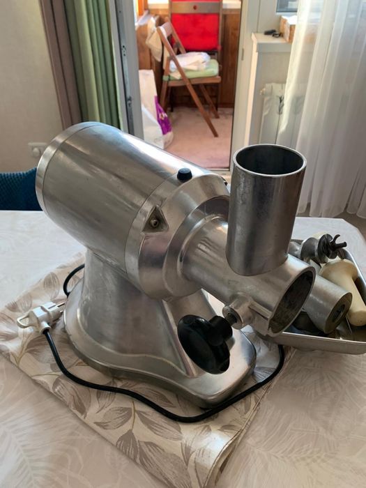 Продам мясорубку промышленную KeepSun