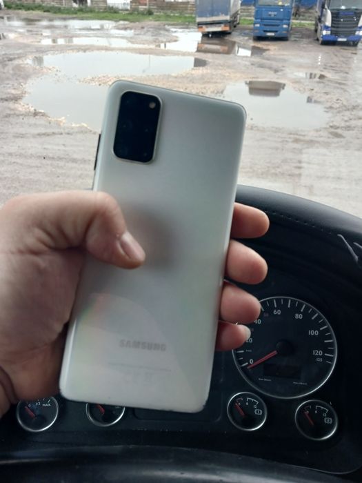 Vând samsung s20 plus ,dyspalai schimbat "oled"