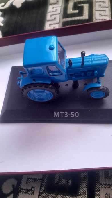 Модель трактора и легковой машина .